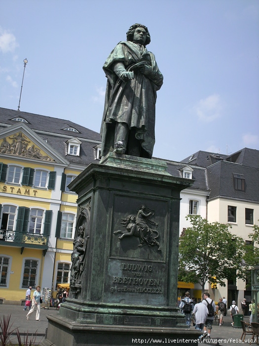 Бетховен похоронен. Памятник Бетховену в Вене. Памятник Шуберту в Вене. Могила Бетховена в Вене.